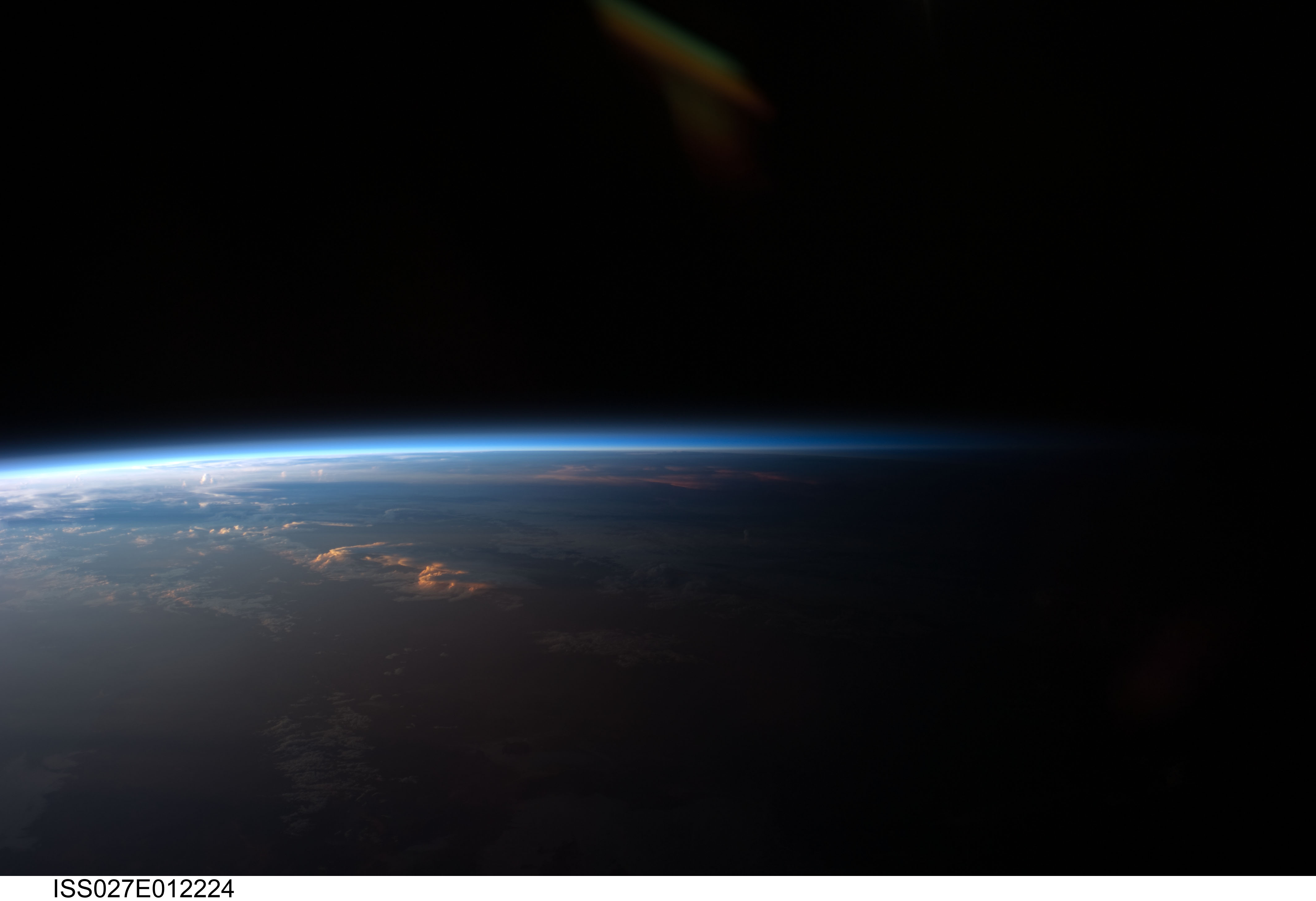 Horizontaufnahme der Erde mit leuchtend dünner Atmosphäre