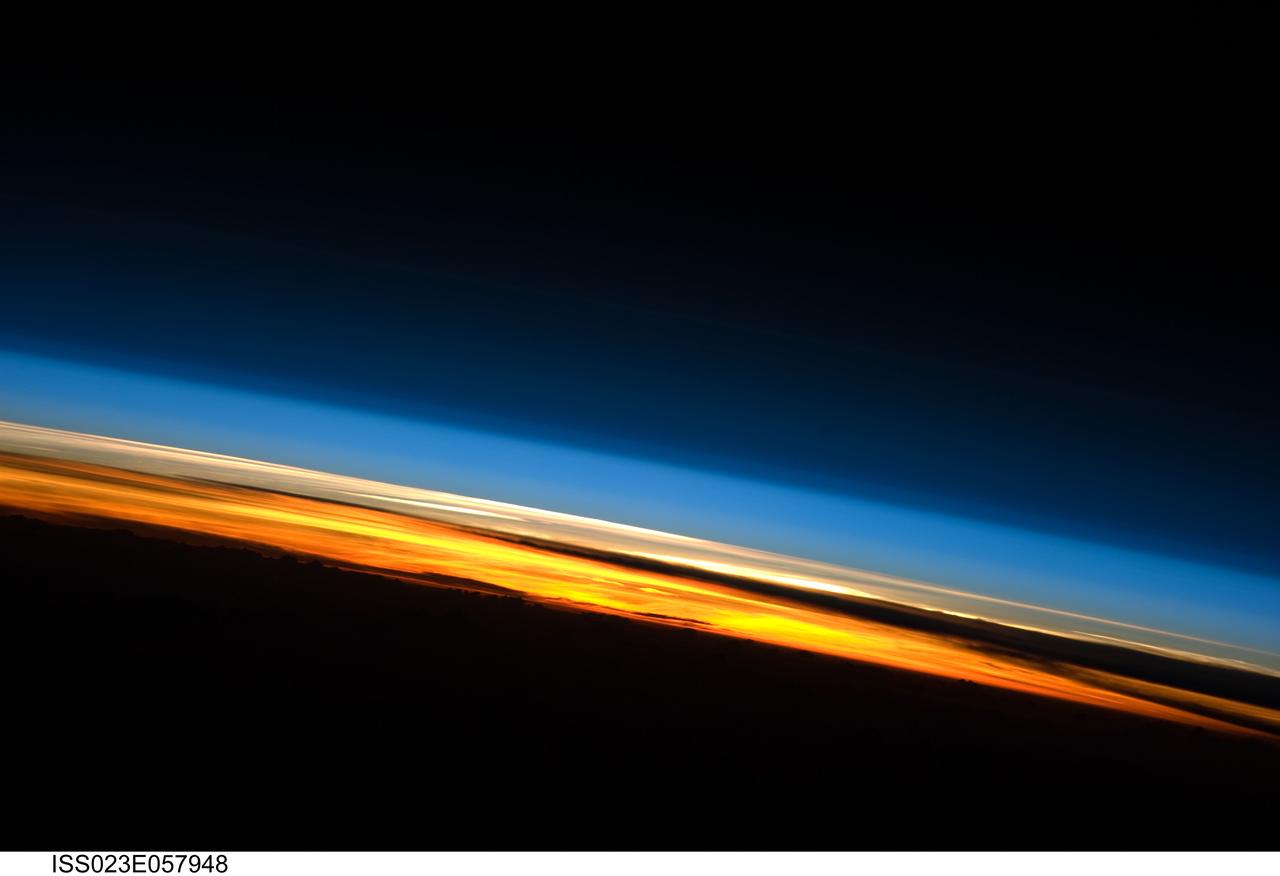 Blick entlang der Atmosphärenschichten am Rand der Erde